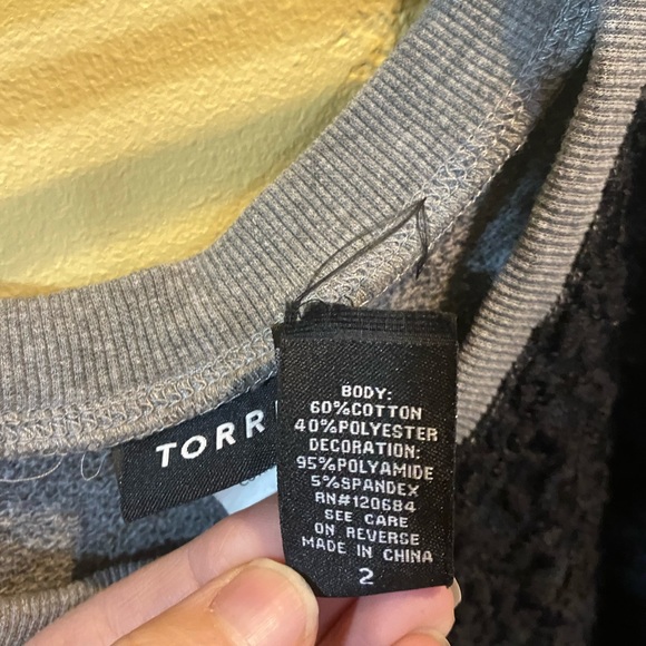Torrid Gray Sweatshirt Black Lace Front Raw Hem/Cuff Size 2 or 2X or 18/20 - Picture 9 of 10